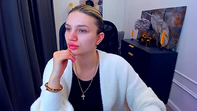 Snapshot of SelenaeMoore chatting on May 2026 03:47:02 AM SelenaeMoore online show from May 2026 03:47:02 AM