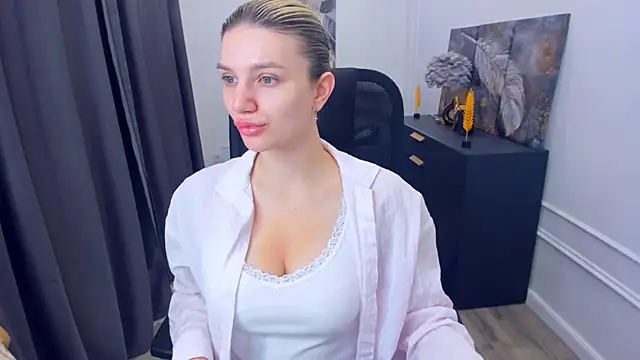 Snapshot of SelenaeMoore chatting on May 2026 03:45:01 AM SelenaeMoore online show from May 2026 03:45:01 AM