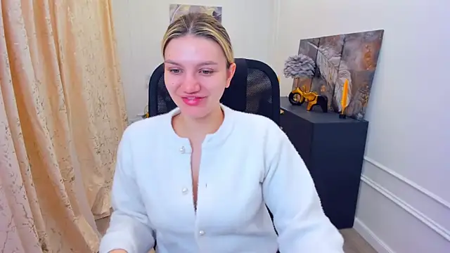 Snapshot of SelenaeMoore chatting on May 2026 03:48:02 AM SelenaeMoore online show from May 2026 03:48:02 AM