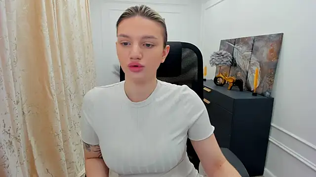 Snapshot of SelenaeMoore chatting on May 2026 03:47:02 AM SelenaeMoore online show from May 2026 03:47:02 AM