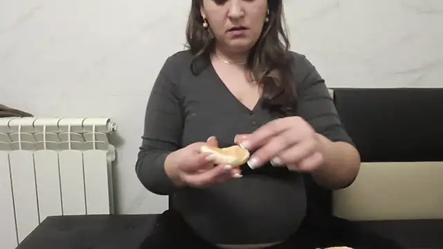 Snapshot of milfmomxx chatting on January 2025 08:21:02 PM milfmomxx online show from January 2025 08:21:02 PM