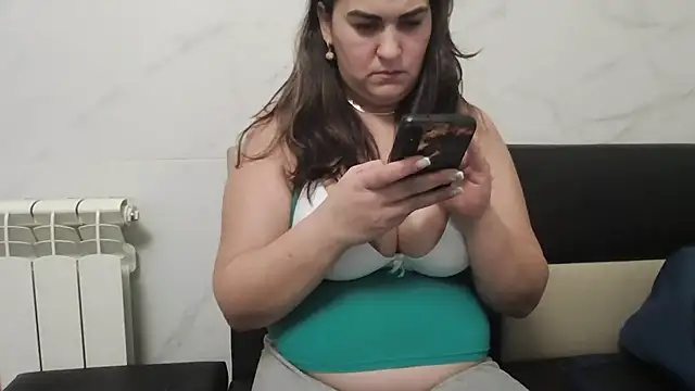 Snapshot of milfmomxx chatting on January 2025 07:43:01 PM milfmomxx online show from January 2025 07:43:01 PM