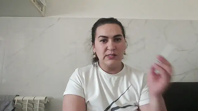 Snapshot of milfmomxx chatting on March 2025 10:39:01 AM milfmomxx online show from March 2025 10:39:01 AM