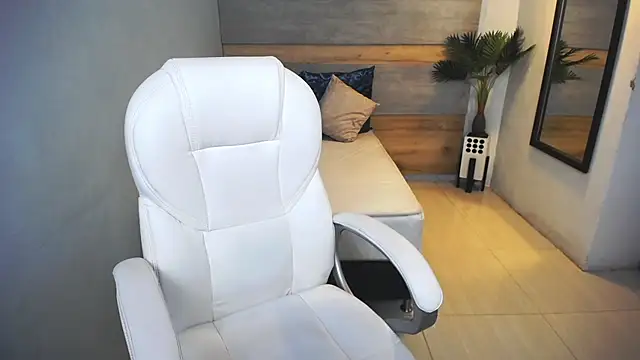 liseth fox online show from December 2024 08:05:02 PM