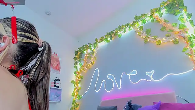 YouliteSllut2 online show from December 2024 04:31:02 AM