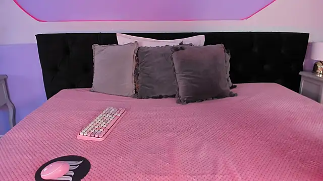 Julieta Cortes   online show from December 2025 12:21:02 PM