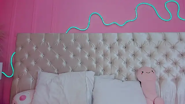 Julieta Cortes   online show from February 2026 12:02:01 PM