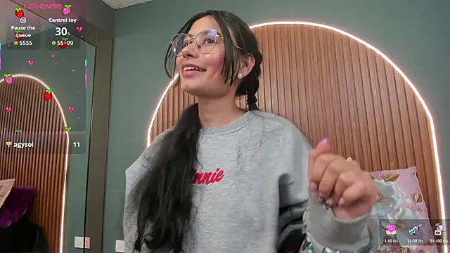 NayeCloud online show from October 2025 03:40:02 AM