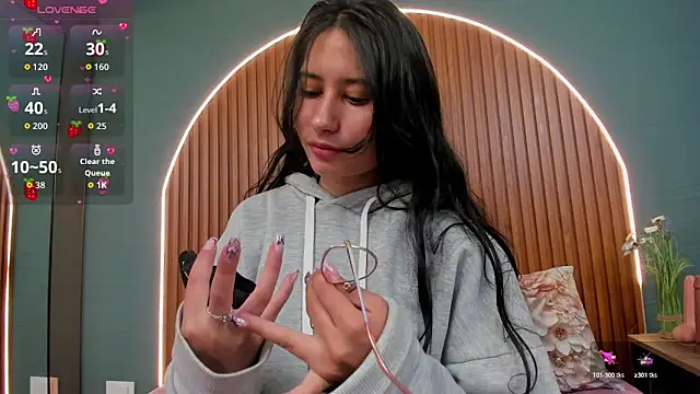 NayeCloud online show from October 2025 03:31:01 AM