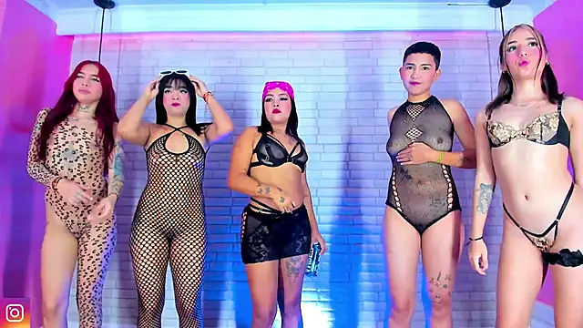 Snapshot of GIRLS_DIRTY_XTREME chatting on February 2025 05:21:01 AM GIRLS DIRTY XTREME online show from February 2025 05:21:01 AM