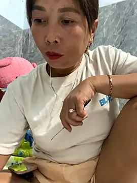 Linaannn online show from November 2025 12:15:02 PM