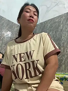 Linaannn online show from December 2025 12:04:01 AM