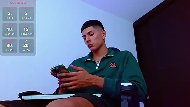 Snapshot of Valerio_20 chatting on February 2025 08:11:01 PM Valerio 20 online show from February 2025 08:11:01 PM