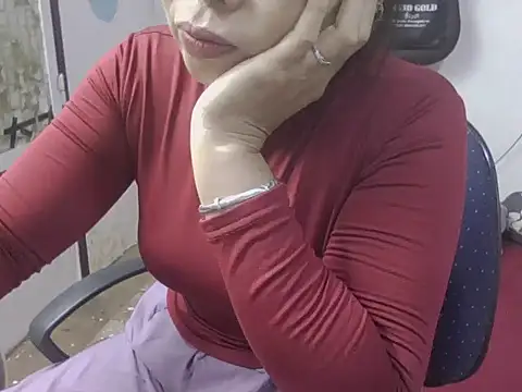 Snapshot of JuliaCiona chatting on November 2025 04:01:02 AM JuliaCiona online show from November 2025 04:01:02 AM