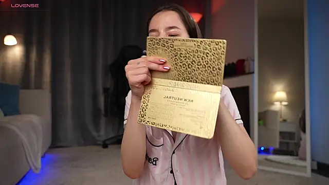 Snapshot of Amely_Young chatting on October 2025 12:42:02 AM Amely Young online show from October 2025 12:42:02 AM