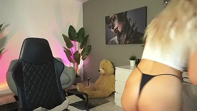 SweetBlondy35 online show from January 2025 06:15:01 PM