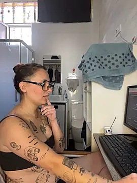 Snapshot of Hawitxui chatting on October 2025 11:47:01 AM Hawitxui online show from October 2025 11:47:01 AM