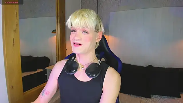 VladHellsing4 online show from April 2026 02:02:02 PM