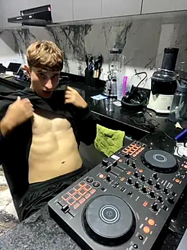 Snapshot of oliver_Lz chatting on October 2025 02:55:02 AM oliver Lz online show from October 2025 02:55:02 AM