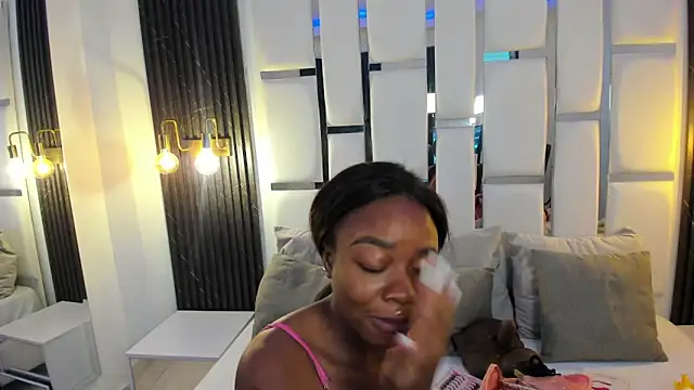 mia schwarz online show from October 2025 10:07:02 PM