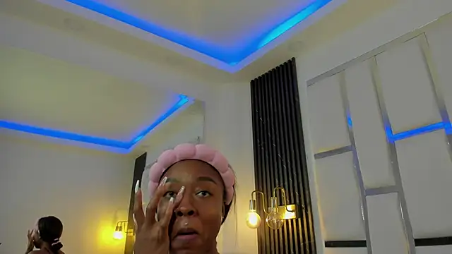 mia schwarz online show from October 2025 09:46:01 PM