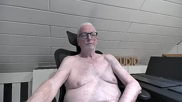 Snapshot of Greyhound70 chatting on January 2026 04:12:02 PM Greyhound70 online show from January 2026 04:12:02 PM