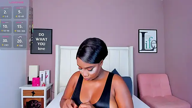 Snapshot of Britanymooree chatting on November 2025 07:59:02 PM Britanymooree online show from November 2025 07:59:02 PM