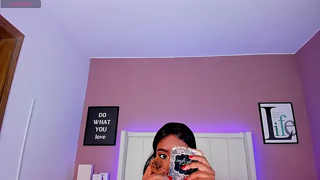 Snapshot of Britanymooree chatting on November 2025 07:25:02 PM Britanymooree online show from November 2025 07:25:02 PM