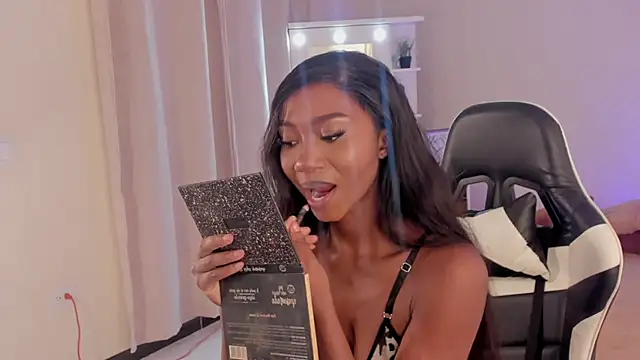 Snapshot of SavannahWildee chatting on March 2025 06:34:02 PM SavannahWildee online show from March 2025 06:34:02 PM