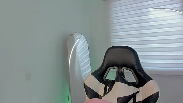 SavannahWildee online show from July 2026 01:43:02 PM