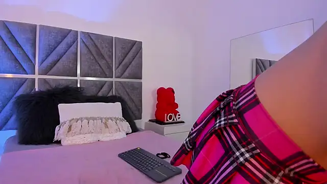 Laura Dicardy online show from October 2025 07:45:01 PM