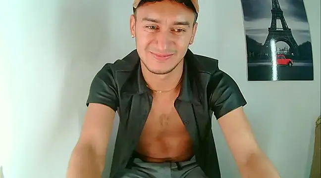 Snapshot of Kevin_Torres chatting on January 2025 04:32:01 AM Kevin Torres online show from January 2025 04:32:01 AM