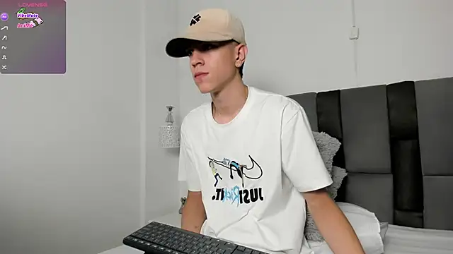 Snapshot of Dei_v_48 chatting on March 2025 08:34:01 PM Dei v 48 online show from March 2025 08:34:01 PM