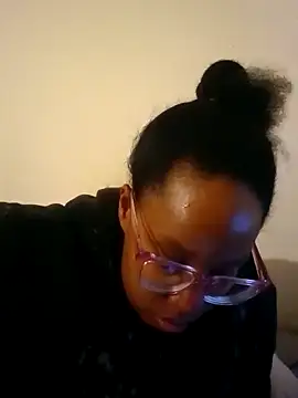 Snapshot of madamsensuale chatting on January 2025 03:05:01 AM madamsensuale online show from January 2025 03:05:01 AM