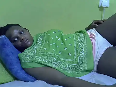 Snapshot of queendebbie chatting on December 2025 10:24:02 AM queendebbie online show from December 2025 10:24:02 AM