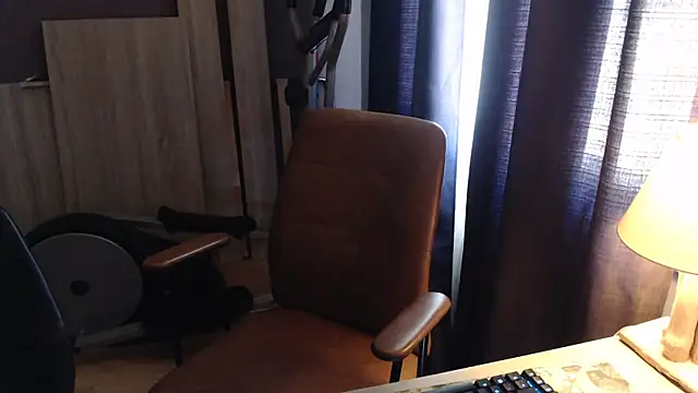Snapshot of Lynylou chatting on April 2026 02:00:02 PM Lynylou online show from April 2026 02:00:02 PM