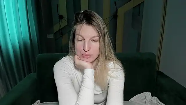Snapshot of EmilyWalkeri chatting on April 2026 06:52:01 AM EmilyWalkeri online show from April 2026 06:52:01 AM