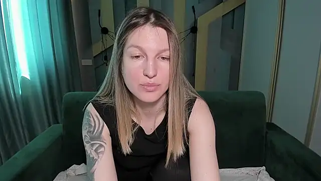 Snapshot of EmilyWalkeri chatting on April 2026 07:09:01 AM EmilyWalkeri online show from April 2026 07:09:01 AM