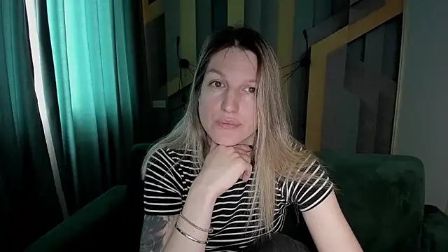 Snapshot of EmilyWalkeri chatting on April 2026 07:01:01 AM EmilyWalkeri online show from April 2026 07:01:01 AM