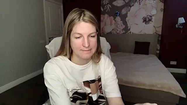 Snapshot of EmilyWalkeri chatting on May 2026 07:02:02 AM EmilyWalkeri online show from May 2026 07:02:02 AM