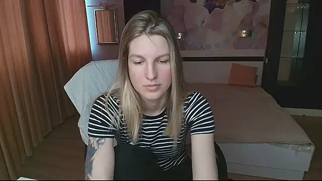Snapshot of EmilyWalkeri chatting on May 2026 07:13:01 AM EmilyWalkeri online show from May 2026 07:13:01 AM