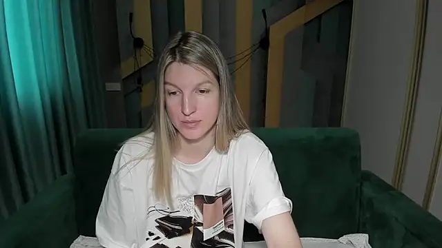 Snapshot of EmilyWalkeri chatting on May 2026 06:44:01 AM EmilyWalkeri online show from May 2026 06:44:01 AM