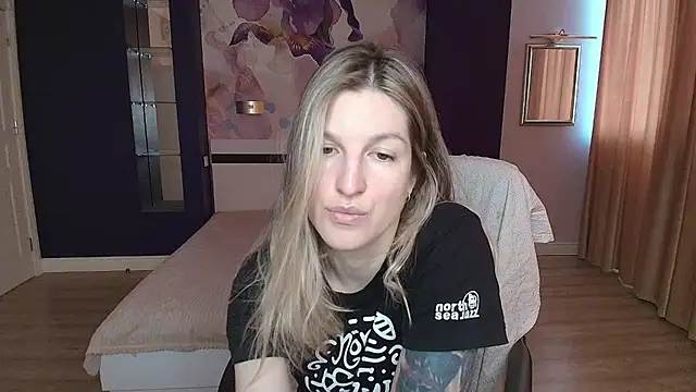 Snapshot of EmilyWalkeri chatting on May 2026 06:31:01 AM EmilyWalkeri online show from May 2026 06:31:01 AM