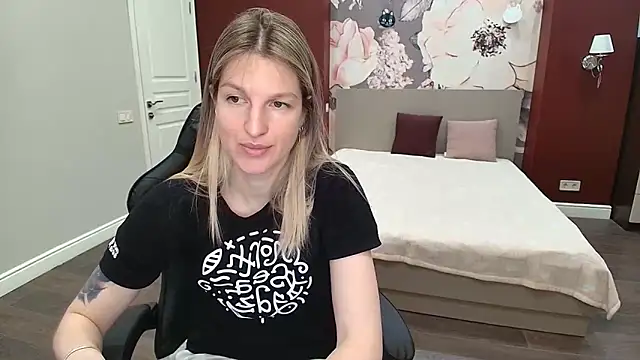 Snapshot of EmilyWalkeri chatting on June 2026 06:59:01 AM EmilyWalkeri online show from June 2026 06:59:01 AM