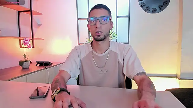 Snapshot of DrakeNeumann chatting on February 2026 03:39:01 AM DrakeNeumann online show from February 2026 03:39:01 AM