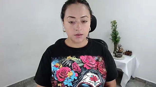 jjulietha95 online show from May 2026 01:22:02 AM