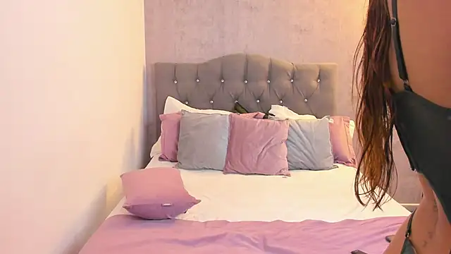 gia watsonn online show from November 2025 05:01:02 PM