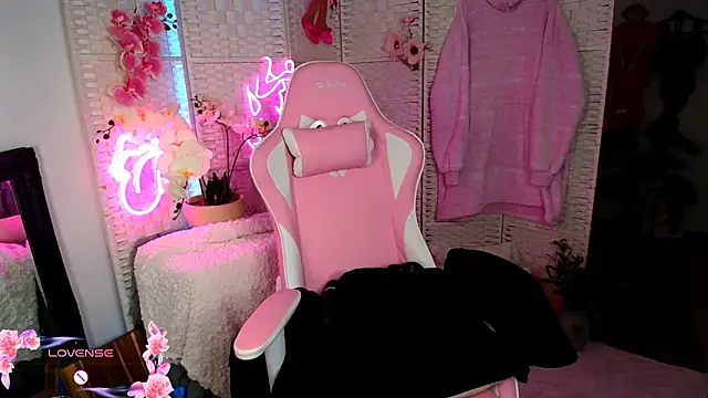 Snapshot of EllieKarrX chatting on December 2024 08:47:02 PM EllieKarrX online show from December 2024 08:47:02 PM