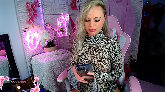 Snapshot of EllieKarrX chatting on December 2024 08:57:02 AM EllieKarrX online show from December 2024 08:57:02 AM