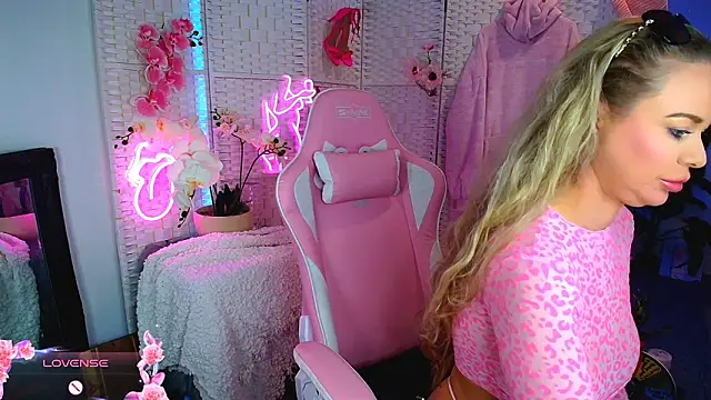 Snapshot of EllieKarrX chatting on January 2025 10:24:01 PM EllieKarrX online show from January 2025 10:24:01 PM